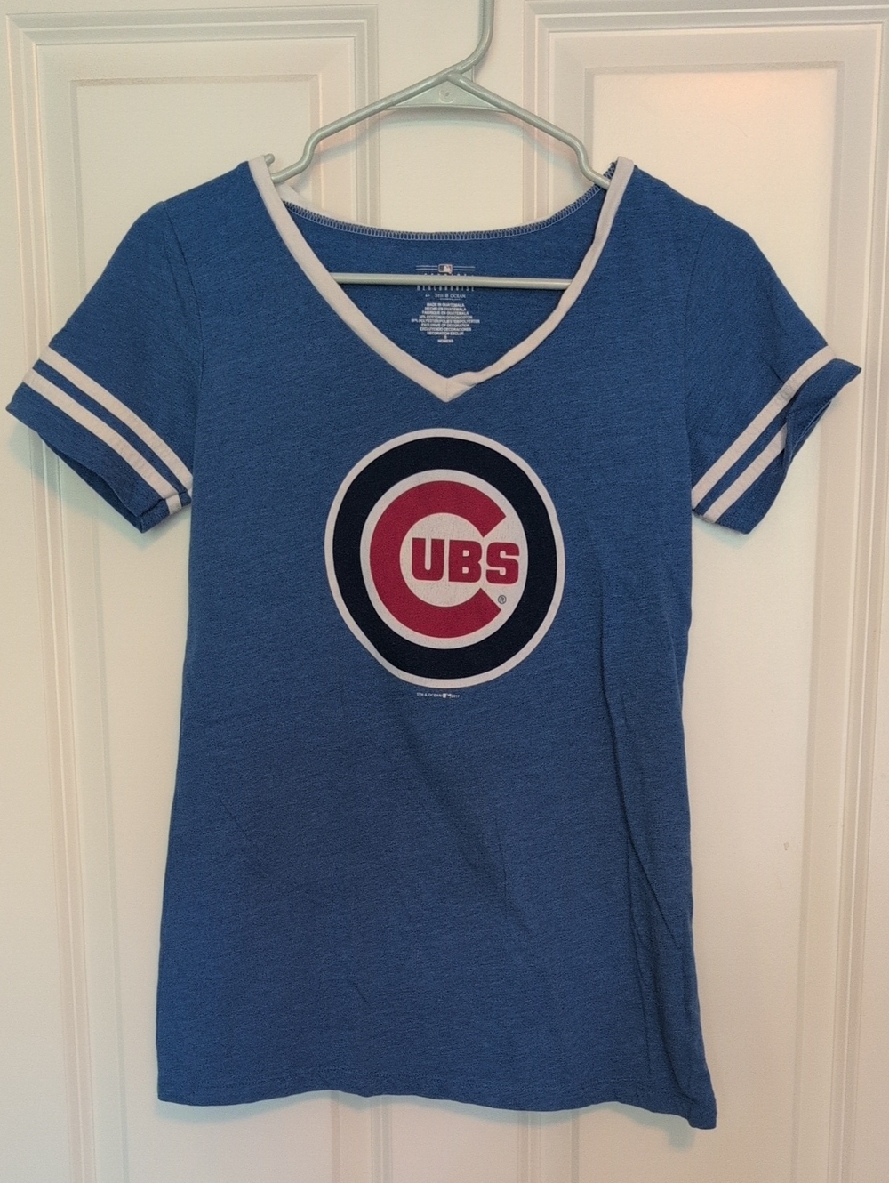 Women's small 5th & Ocean Chicago Cubs V-Neck Short Sleeve Tee with White Trim